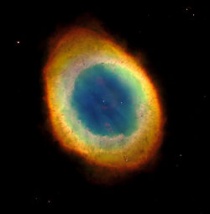 M57, de Ringnevel. Dit is een combinatie van drie opnames.Bron: Wikipedia 