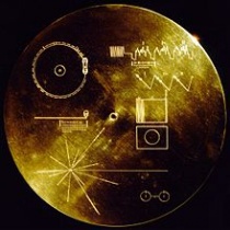 De positie van de Aarde wordt op Voyager Golden Record aangegeven ten opzichte van veertien pulsars.Bron: Wikipedia 