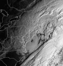 Satellietbeeld van de intense Noreaster, die verantwoordelijk was voor de grote blizzard in 2006 in het noorden van de USA. Let op het oog in het midden. Bron: Wikipedia