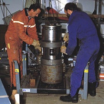 Onderhoud aan een 30-liter-airgun. Bron: Wikipedia
