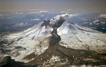 Donkergekleurde lahar vanaf Mount St. Helens in maart 1982.Bron: Wikipedia 