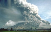 Gloedwolk tijdens een uitbarsting van de Mayon op de Filipijnen in 1984.Bron: Wikipedia 