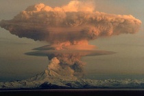 Uitbarsting van Mount Redoubt (Kenai Schiereiland Alaska), 1990. Bron: Wikipedia. 