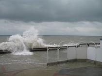 Springtij in Wimereux bij Boulogne (Frankrijk): door de hogere waterstand bij springtij kunnen de golven bij geschikte wind over de dijk slaan.Bron: Wikipedia 
