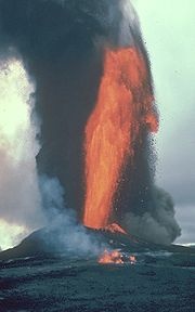 Lavafontein van ongeveer 450 m hoog op de Hawai. Bron: Wikipedia