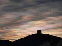 Parelmoerwolken, NASA Radome, McMurdo Station, Antarctica. Bron: Wikipedia