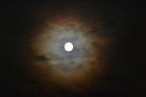 Een corona rond de maan.Bron: Wikipedia