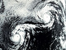 De orkanen Ione en Kirsten gevangen in het Fujiwara-effect, tijdens het orkaanseizoen van de oostelijke Grote Oceaan van 1974.Bron: Wikipedia 