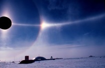 Een parhelische kring (horizontaal) boven een Zuidpoolstation. Bron: Wikipedia