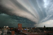 Shelf cloud boven Enschede op 17 juli 2004.