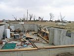 schade na EF 4 tornado. Bron: wikipedia