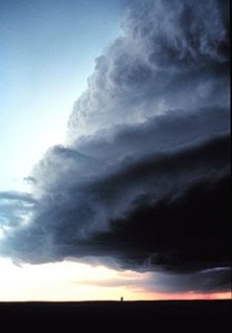 Een shelf cloud voorafgaand aan een supercel. Bron: wikipedia