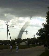 Een windhoos bij North Platte, Nebraska op 22 mei 2004. De zichtbare slurf is gelijk aan die van de waterhoos.Bron: Wikipedia