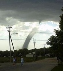 Een windhoos bij North Platte, Nebraska op 22 mei 2004. De zichtbare slurf is gelijk aan die van de waterhoos.Bron: Wikipedia