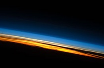 Dieporanje en -geel komen voor in de troposfeer. Het roze-wit daarboven komt grofweg overeen met de stratosfeer. Daarboven gaat de mesosfeer over in de thermosfeer en de exosfeer en wordt het blauw langzaam zwart.Bron: Wikipedia