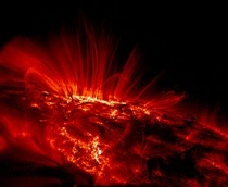 Een zonnevlek (het heldere gebied nabij de horizon) in ultraviolet licht (2000). Bron: Wikipedia