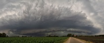 Dit is een shelf cloud aan de voorzijde van een Squall Line (lijn van zware onweersbuien). Deze wolk bracht erg zware rukwinden met zich mee en zorgde voor veel schade.