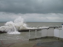 Springtij in Wimereux bij Boulogne (Frankrijk): door de hogere waterstand bij springtij kunnen de golven bij geschikte wind over de dijk slaan.Bron: Wikipedia