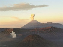 Het Tenggermassief op Java met de vulkanen Semeru (achtergrond) en Bromo (voorgrond, met rookpluim).Bron: Wikipedia 