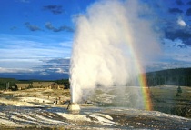 Beehive Geiser met regenboog in Yellowstone. Bron: Wikipedia