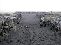 Een brug verbindt de beide zijden van de divergente plaatgrens die de Europese van de Noord-Amerikaanse plaat scheidt op Reykjanes, IJsland.Bron: Wikipedia 