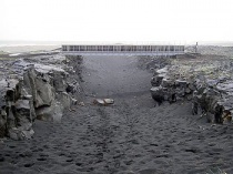 Een brug verbindt de beide zijden van de divergente plaatgrens die de Europese van de Noord-Amerikaanse plaat scheidt op Reykjanes, IJsland.Bron: Wikipedia