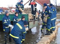 Het aanleggen van een wal van zandzakken door de Duitse THW en brandweer bij hoogwater.Bron: Wikipedia