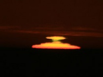 Het Nova Zembla-effect: een vervormd zonsbeeld door luchtspiegeling. Bron: Wikipedia