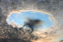 Fallstreak hole boven Oostenrijk in augustus 2008. Bron: Wikipedia