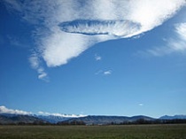 Een fallstreak hole zichtbaar boven Omarama, Nieuw-Zeeland in mei 2006. Bron: Wikipedia