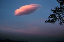 Stratocumulus lenticularis. Bron: wikipedia