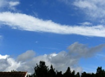 Cirrus castellanus (bovenste helft). Bron: Wikipedia