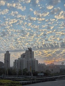 Altocumulus floccus boven Hiranandani Gardens in Mumbai, India . Bron Wikipedia