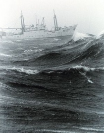 Het NOAA-schip Delaware II in zware zeegang ter hoogte van Georges Bank voor de Amerikaanse oostkust. Bron: Wikipedia
