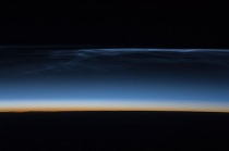 Lichtende nachtwolken in de mesosfeer vanuit het ISS. Dit is de hoogste bewolking in de atmosfeer.Bron: Wikipedia 