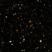 Langdurige waarneming met de Hubble-telescoop waarop vele verre melkwegstelsels te zien zijn: het zogenaamde Hubble Deep Field. Klik voor hogere resolutie. zie Hubble Ultra Deep Field.Bron: Wikipedia 