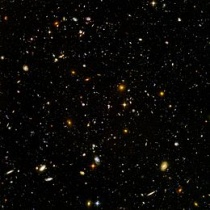 Langdurige waarneming met de Hubble-telescoop waarop vele verre melkwegstelsels te zien zijn: het zogenaamde Hubble Deep Field. Klik voor hogere resolutie. zie Hubble Ultra Deep Field.Bron: Wikipedia