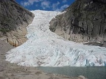 Briksdalsbreen zijarm van de Jostedalsbreen in Noorwegen. Bron: Wikipedia