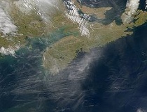 Condenssporen, zoals hier boven Nova Scotia, zijn waarschijnlijk een belangrijke oorzaak van global dimming.Bron: Wikipedia