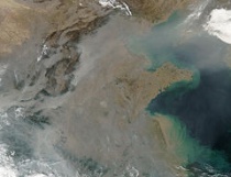 Op deze satellietfoto van Oost-China wordt de lucht gevuld door branden (rode stipjes op ingezoomde versie) en rook en nevel (grijzige pixels).Bron: Wikipedia 