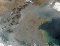 Op deze satellietfoto van Oost-China wordt de lucht gevuld door branden (rode stipjes op ingezoomde versie) en rook en nevel (grijzige pixels).Bron: Wikipedia