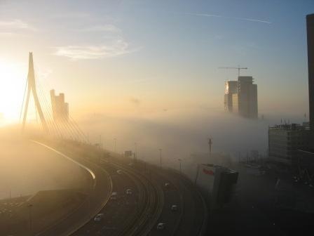 Gezicht_op_de_Erasmusbrug__de_Zwaan__in_Rotterdam_bij_mist.jpeg