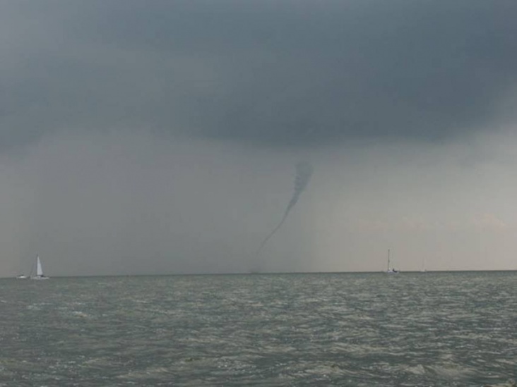 Waterhoos_bij_Stavoren_op_het_IJsselmeer__foto__W.Winkelmolen_.jpeg