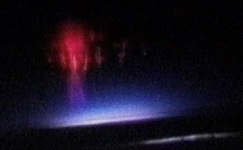 redsprite___dit_zie_je_in_de_ruimte_van_een_bliksemflits__Het_blijkt_dat_vele_bliksems_ook_nog_eens_een_eindje_hoger_gaan_dan_alleen_de_wolk_.jpg