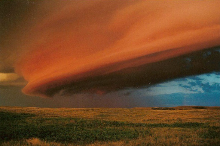 opkomende_zon_op_een_Shelf_cloud._Saskatchewan_Canada_2001.jpg
