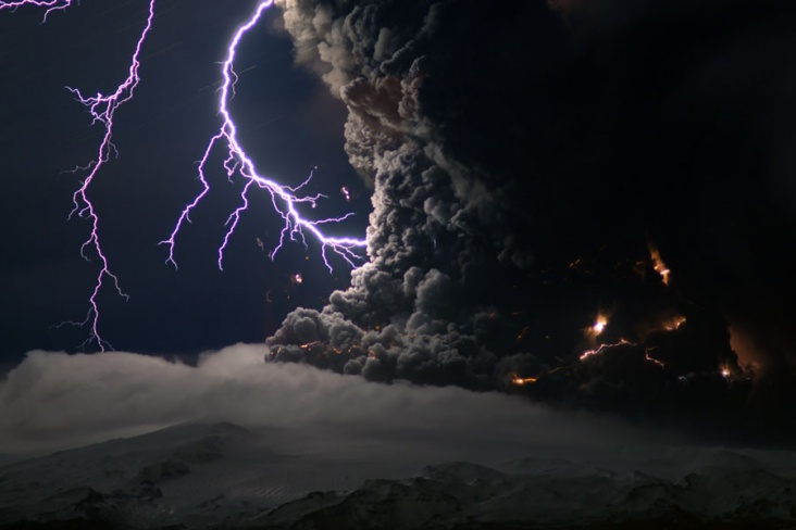 Ash_and_Lightning_Above_an_Icelandic_Volcano.jpg