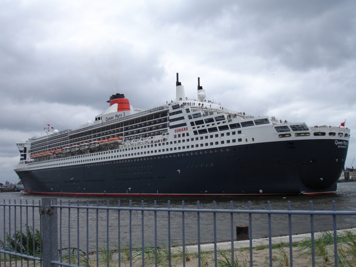 Queen_Mary_2_Turn.jpg