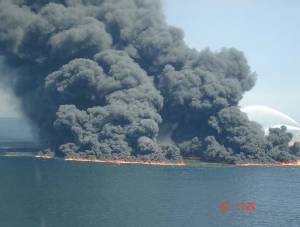 Deepwater_Horizon_burning_fuel_300.jpg