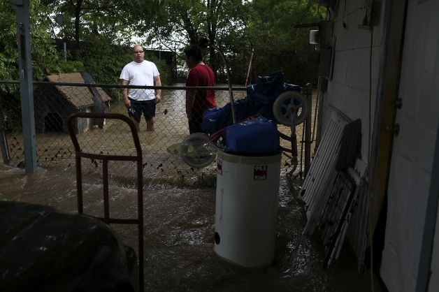 Overstromingen in San Antonio (Texas) door noodweer ...
