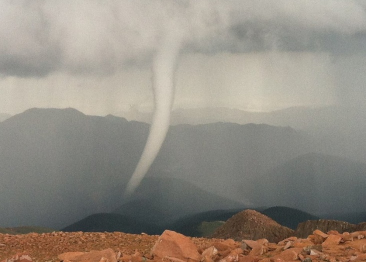 Tornado / Funnel op grote hoogte (Pikes Peak, Colorado)